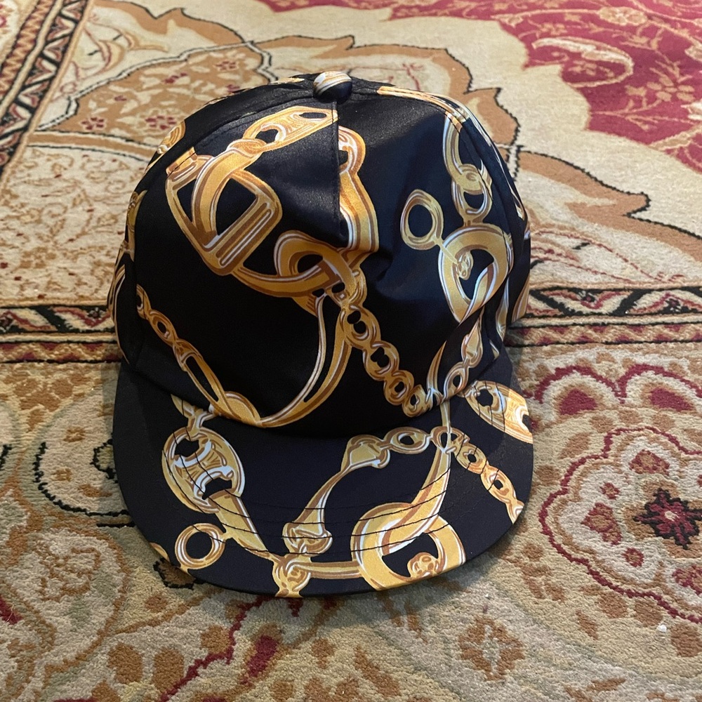 Chain design hat. Unisex